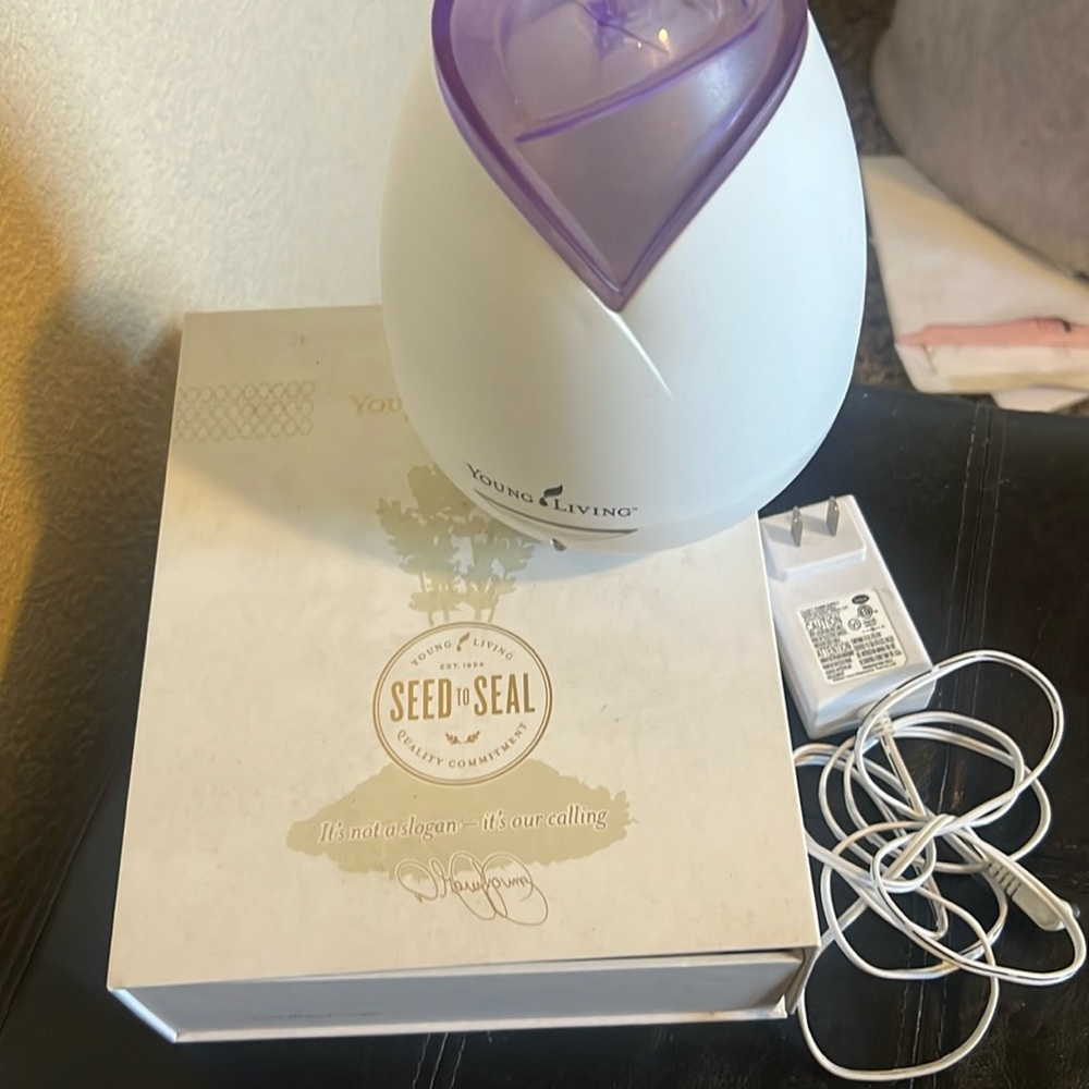 Young living diffuser (used essential oils included for free)